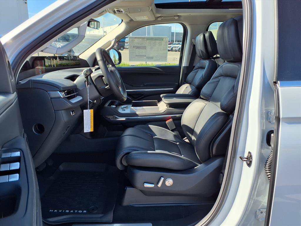 New 2025 Lincoln Navigator Reserve AWD/4WD image 5