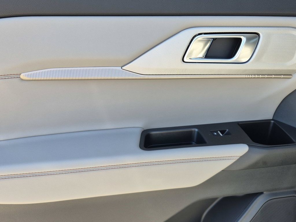 New 2026 Ford Explorer Active w/ Active Comfort Package RWD image 17