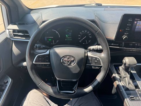 Used 2021 Toyota Sienna XSE FWD image 21