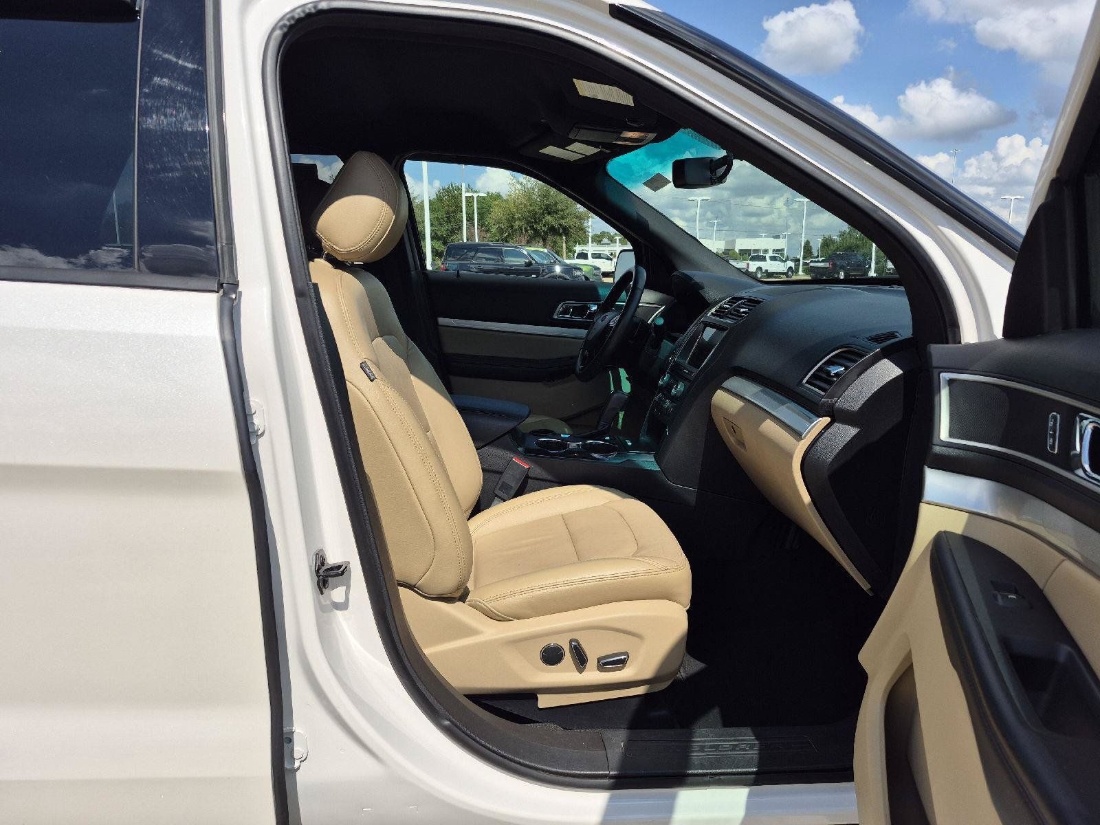 Used 2017 Ford Explorer XLT w/ Equipment Group 202A FWD image 8