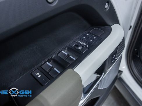 Used 2023 Land Rover Defender 110 S image 12