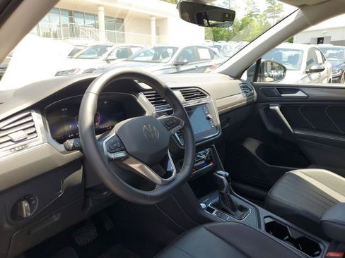 Certified 2023 Volkswagen Tiguan SE FWD image 18