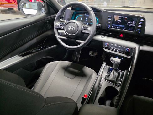 Certified 2025 Hyundai Elantra Sport image 19