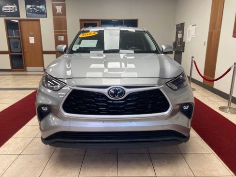 Used 2024 Toyota Highlander LE image 6