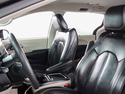 Used 2023 Chrysler Pacifica Touring-L image 23