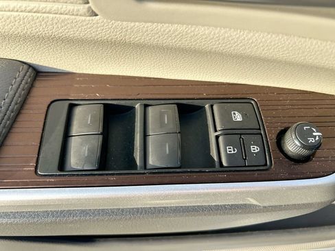 Used 2024 Toyota Sienna XLE FWD image 13
