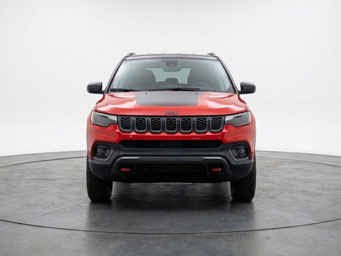 Used 2025 Jeep Compass Trailhawk image 2