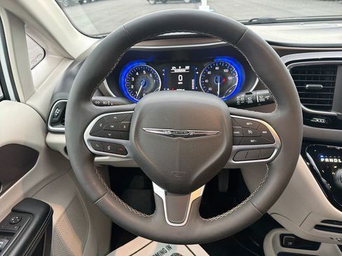 Used 2022 Chrysler Voyager LX image 14