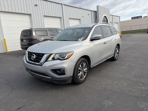 Used 2019 Nissan Pathfinder SV image 3