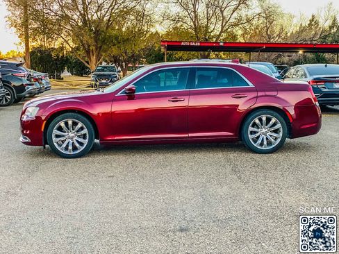 Used 2018 Chrysler 300 Touring L image 5