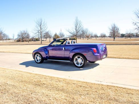 Used 2004 Chevrolet SSR w/ Preferred Equipment Group image 8
