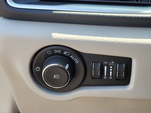 Used 2023 Chrysler Pacifica Touring-L FWD image 28