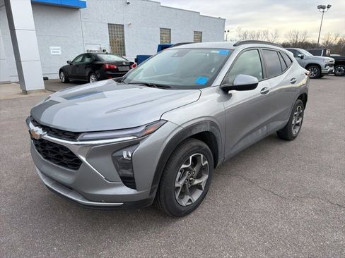 Used 2025 Chevrolet Trax LT w/ LT Convenience Package image 3