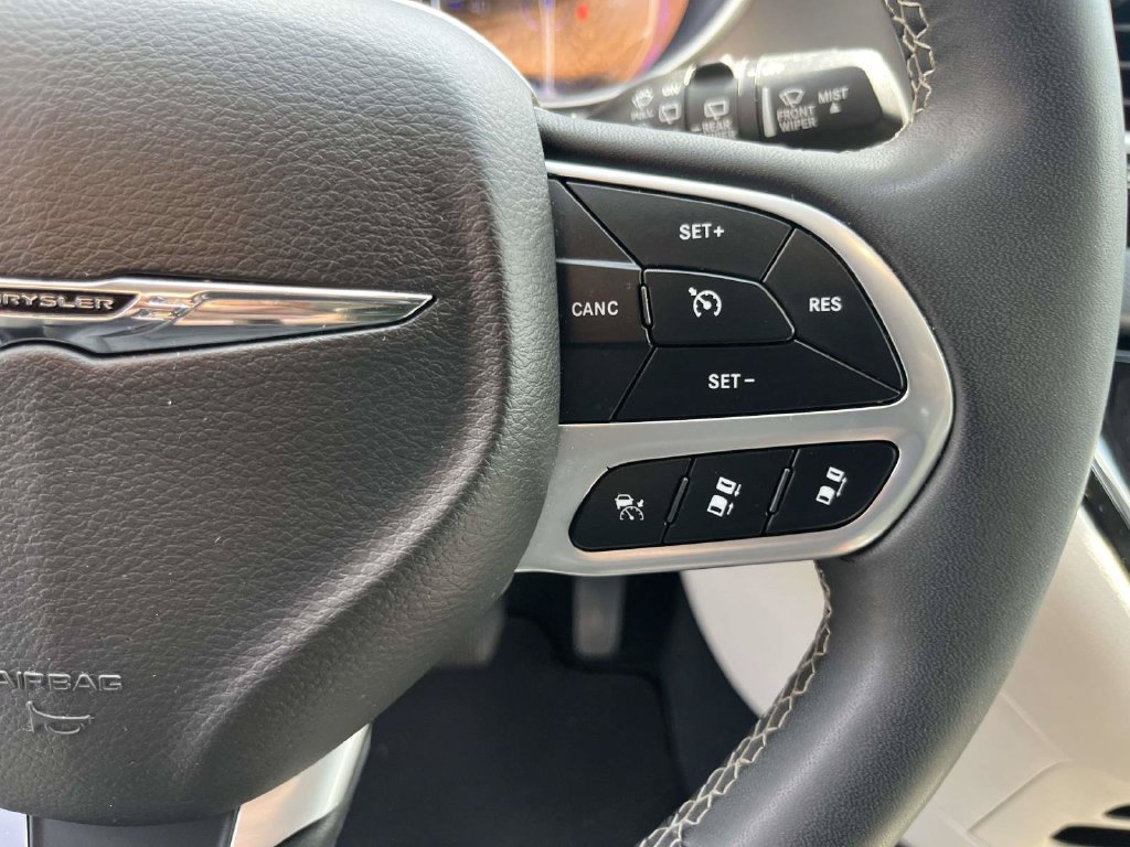 Used 2024 Chrysler Pacifica Touring-L FWD image 20