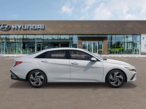 Used 2025 Hyundai Elantra Limited FWD image 7