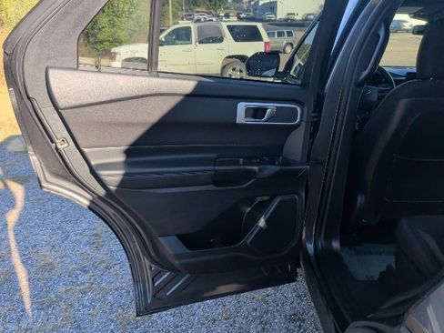 Used 2020 Ford Explorer XLT image 12