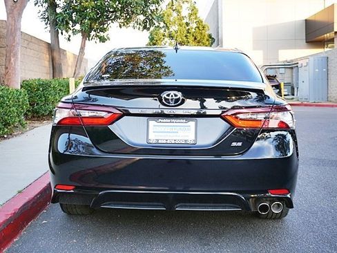Used 2022 Toyota Camry SE image 9