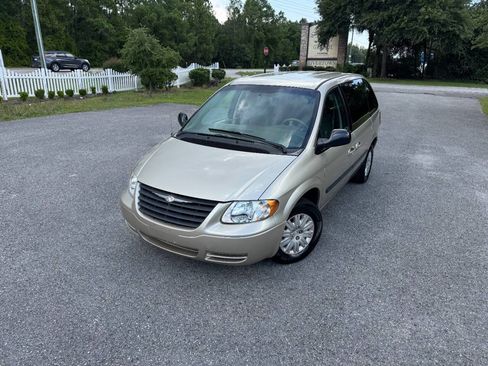 Used 2005 Chrysler Town & Country FWD image 29