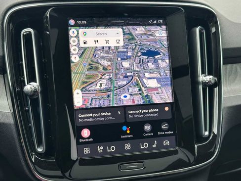 Certified 2025 Volvo XC40 B5 Plus AWD/4WD image 28