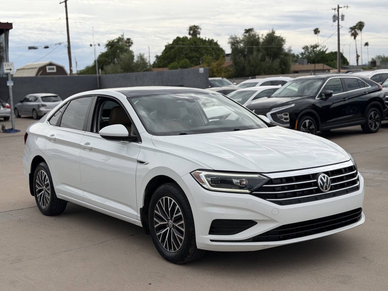 Used 2019 Volkswagen Jetta SEL w/ Cold Weather Package FWD image 2