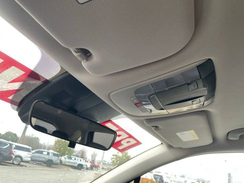 Used 2025 Kia Sorento S image 21