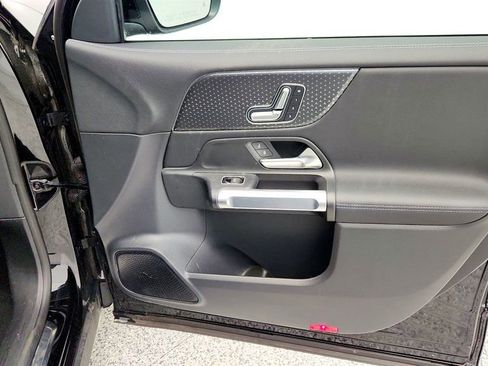 Used 2024 Mercedes-Benz EQB 300 4MATIC image 25