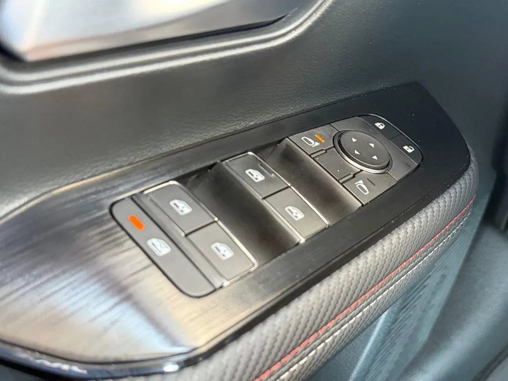 Used 2026 Nissan Kicks SR w/ Cold Weather Package AWD/4WD image 19