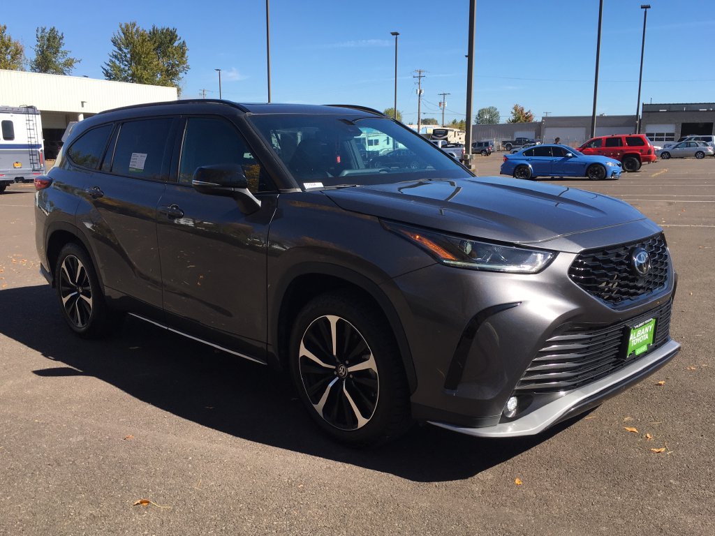 Used 2021 Toyota Highlander XSE AWD/4WD image 9