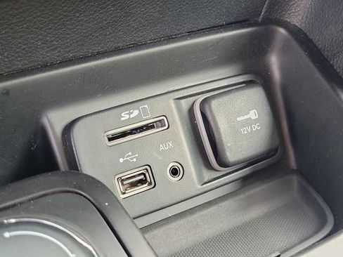 Used 2017 Jeep Cherokee Latitude w/ Cold Weather Group AWD/4WD image 18