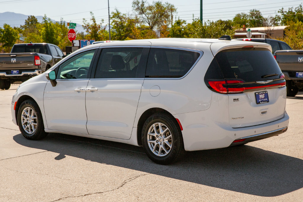 Used 2023 Chrysler Pacifica Touring-L FWD image 7