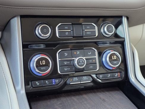 Used 2021 GMC Yukon Denali w/ Denali Premium Package image 39