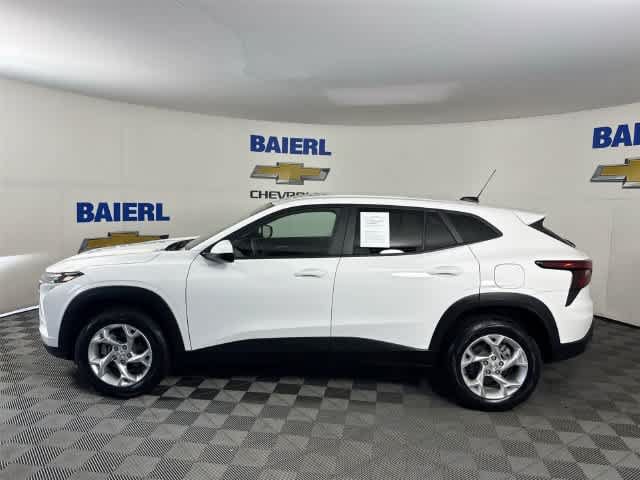 Used 2024 Chevrolet Trax LS w/ LS Convenience Package FWD image 2