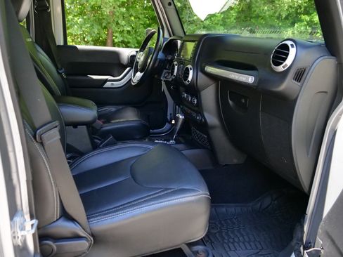 Used 2016 Jeep Wrangler Unlimited Rubicon AWD/4WD image 34