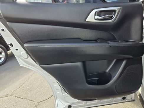 Used 2019 Nissan Pathfinder SV image 14