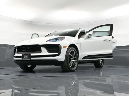 Certified 2025 Porsche Macan AWD/4WD image 39
