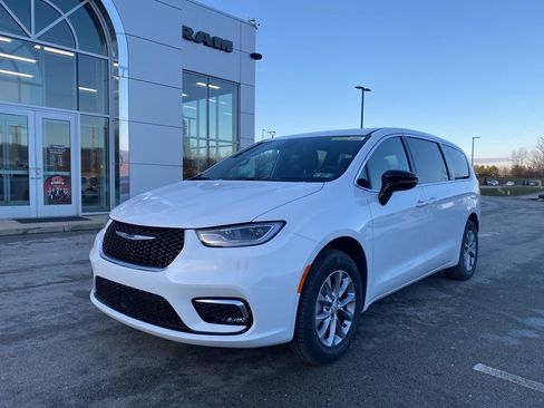 New 2026 Chrysler Pacifica Select image 5