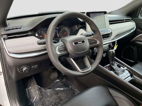 Used 2025 Jeep Compass Latitude image 9