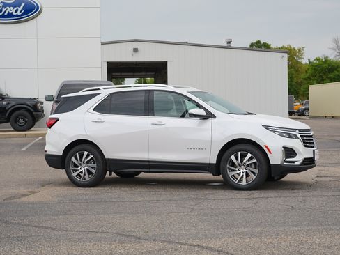 Used 2023 Chevrolet Equinox Premier AWD/4WD image 2