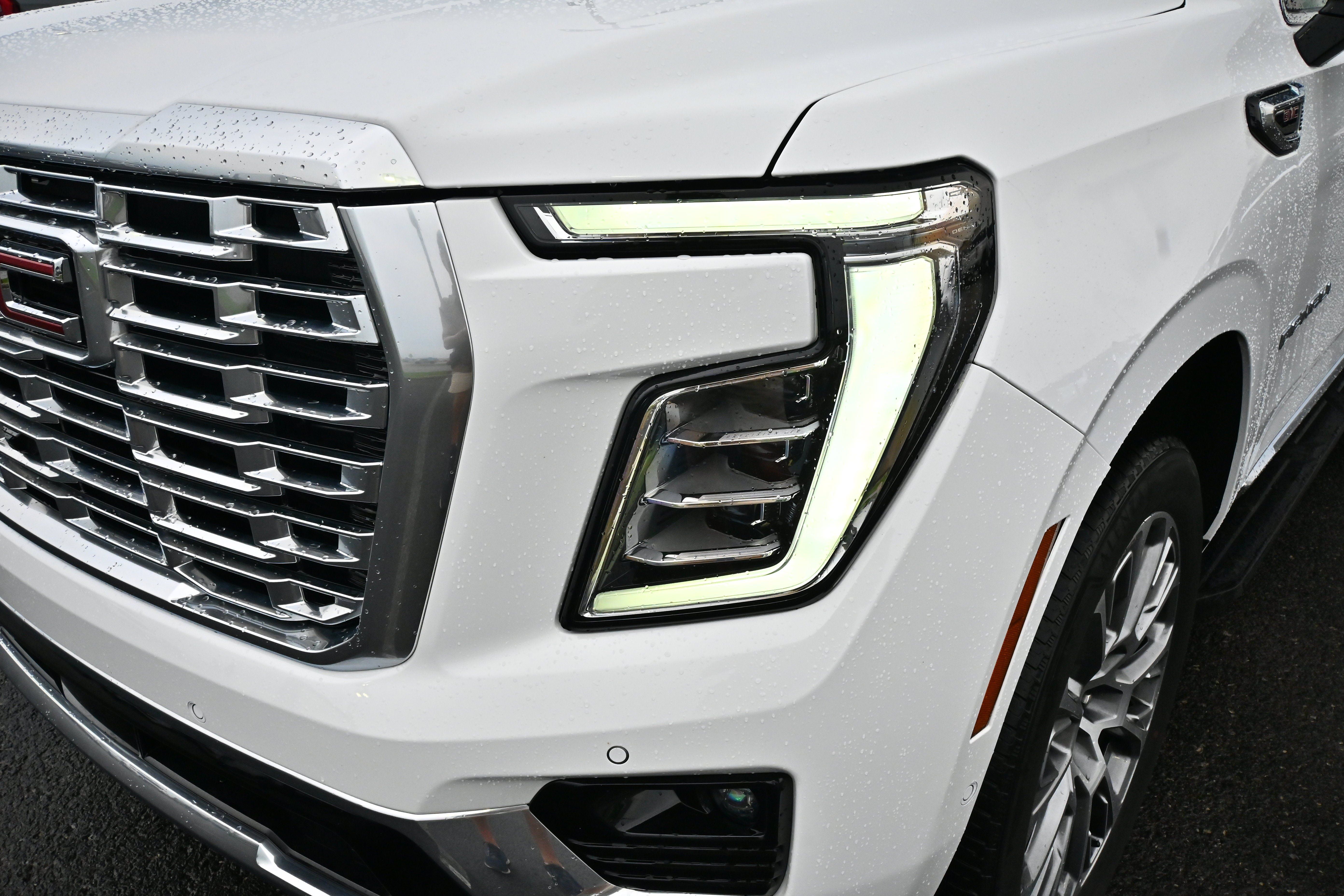 Used 2025 GMC Yukon Denali AWD/4WD image 11