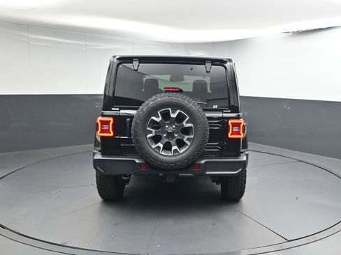 Used 2025 Jeep Wrangler Sahara image 23