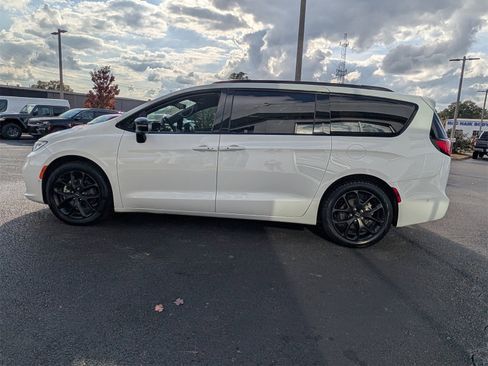 Used 2024 Chrysler Pacifica Touring-L w/ S Appearance Package image 6