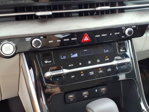 Used 2024 Kia Carnival EX FWD image 15