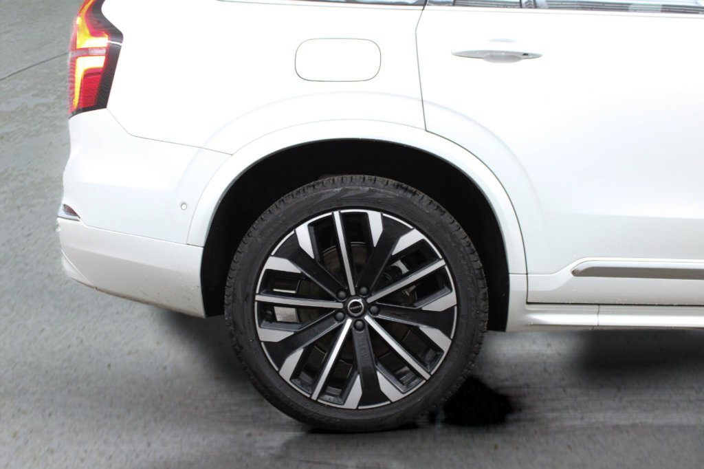 Certified 2025 Volvo XC90 B5 Ultra AWD/4WD image 12