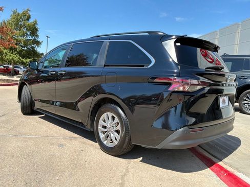 Used 2024 Toyota Sienna XLE FWD image 8