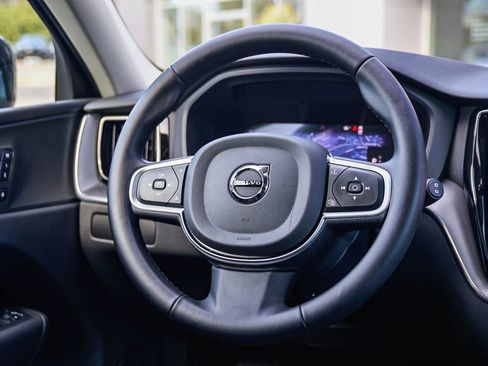 Used 2025 Volvo XC60 B5 Core image 17