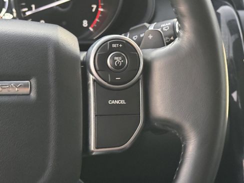 Used 2018 Land Rover Discovery SE image 24