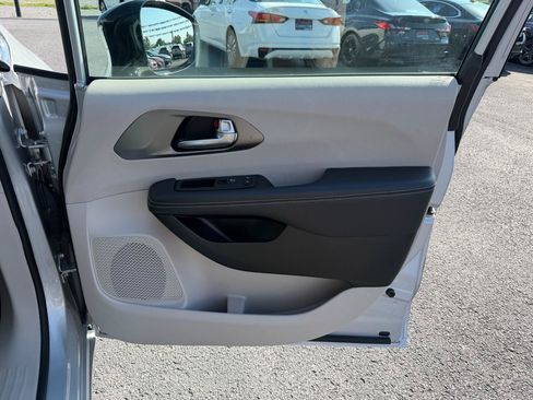 Used 2024 Chrysler Pacifica Touring-L FWD image 22