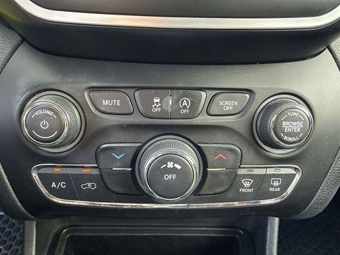 Used 2019 Jeep Cherokee Latitude w/ Cold Weather Group FWD image 20