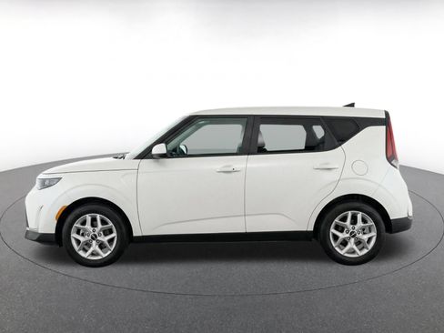 Used 2025 Kia Soul LX w/ LX Technology Package FWD image 4
