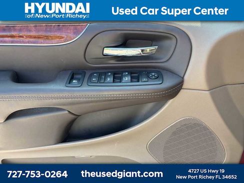 Used 2015 Chrysler Town & Country Touring image 10